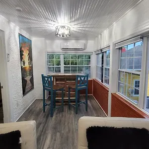Apartment Lovely Unit With Free Parking On Premises